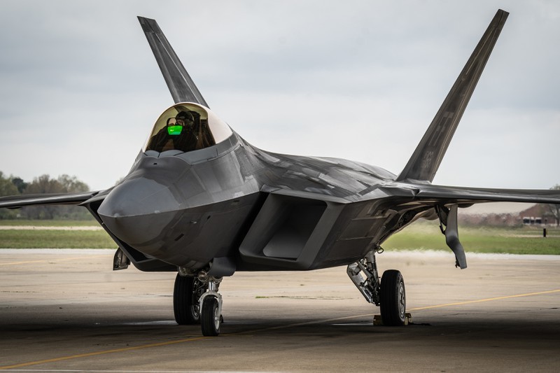 Cach Nga dung may bay doi cu hanh ha F-22 Raptor dat do My-Hinh-3