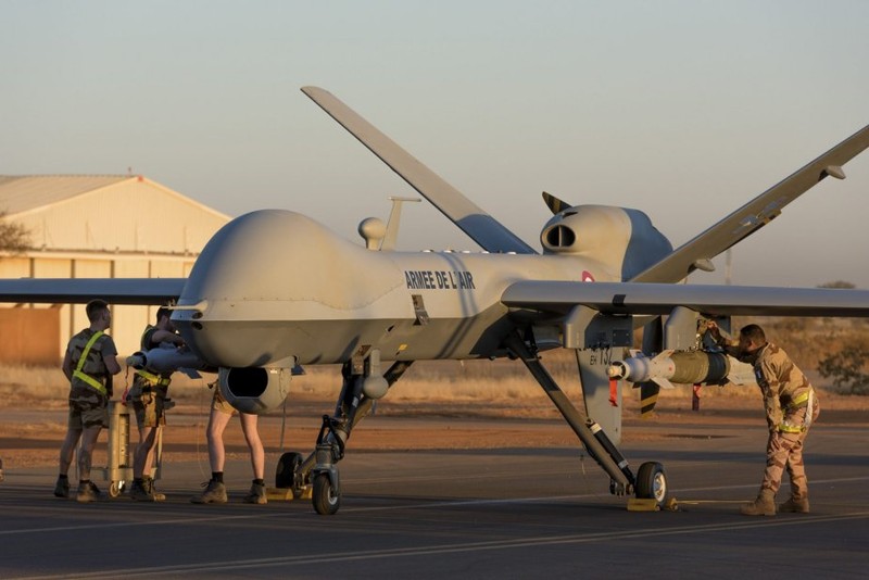 Qua lo so Trung Quoc, My loai bien som 20 UAV Global Hawk-Hinh-7