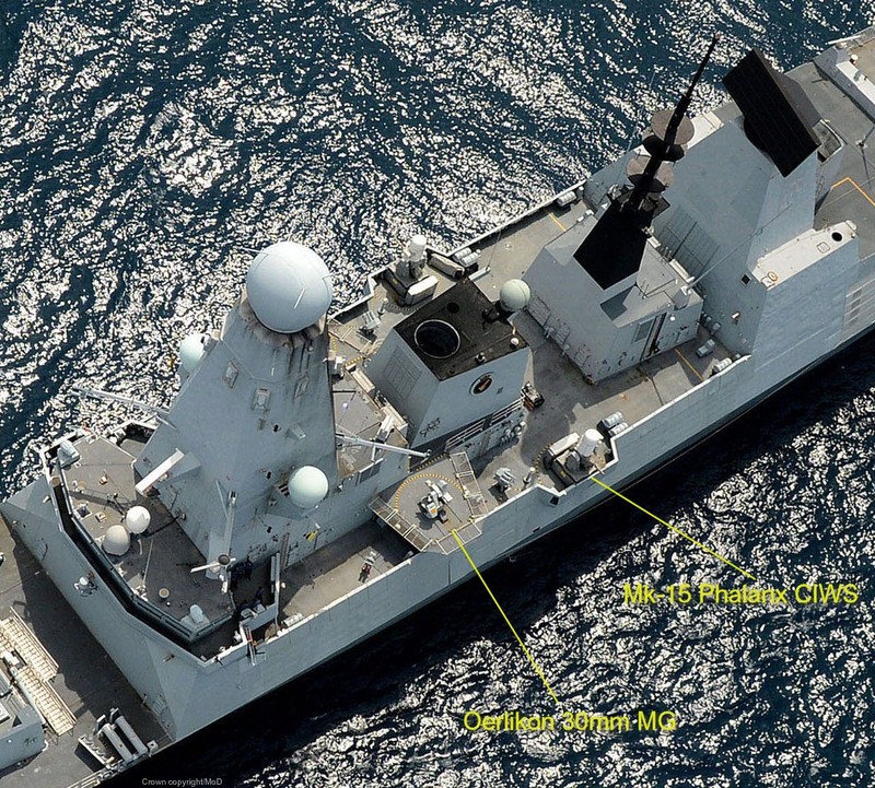 Tau chien HMS Defender Anh dat tien nhung vo hai voi tau chien Nga-Hinh-10