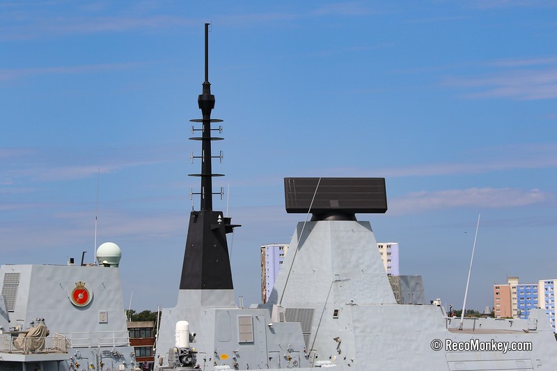 Tau chien HMS Defender Anh dat tien nhung vo hai voi tau chien Nga-Hinh-7