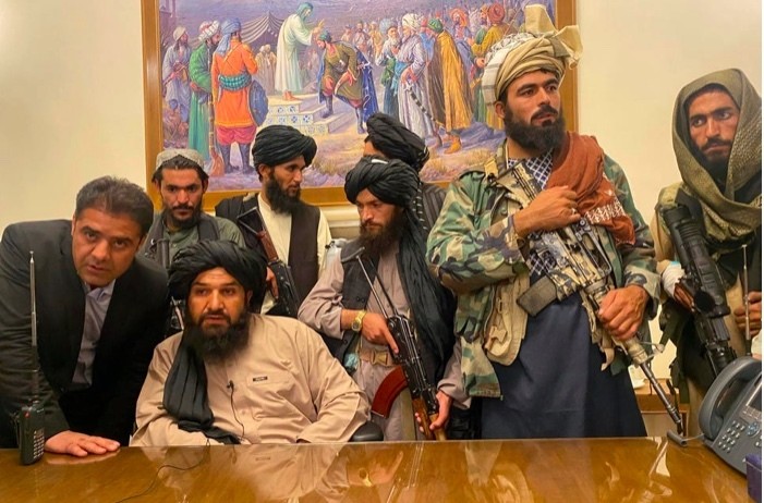 Thua mua vu khi My, Taliban muon doi AK-47 sang dung M-16-Hinh-18
