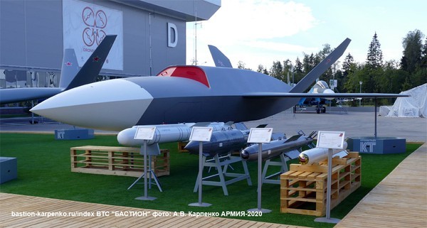 Cap sat thu Su-57 va UAV Hunter-B cua Nga 