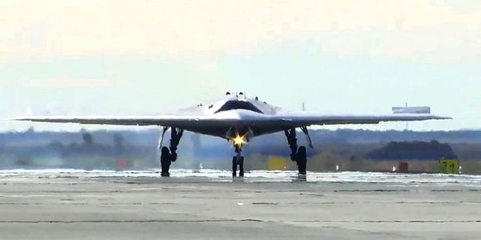 Cap sat thu Su-57 va UAV Hunter-B cua Nga 