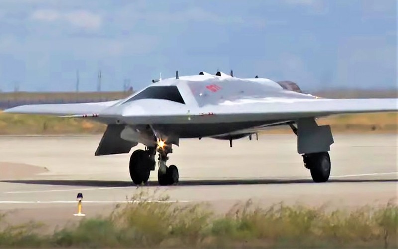 Cap sat thu Su-57 va UAV Hunter-B cua Nga 