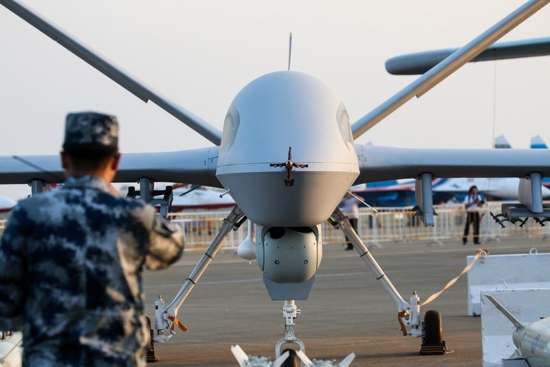 UAV Trung Quoc roi la ta khien nguoi dan chay toan loan-Hinh-8