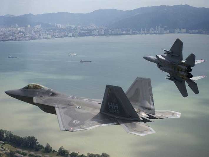 Phi cong Phap tung clip “lam nhuc” F-22 Raptor cua My?-Hinh-15