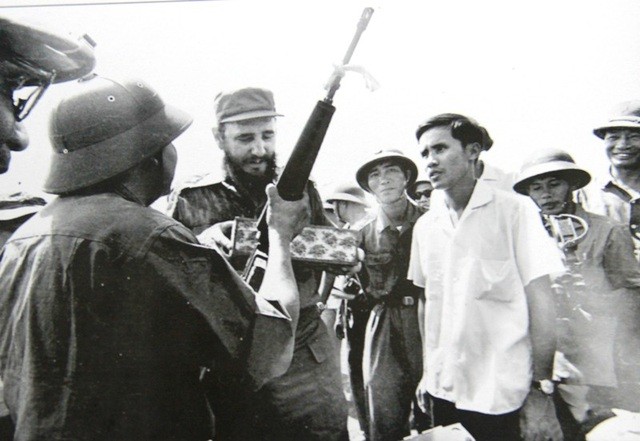 Hinh anh lich su: Lanh tu Fidel Castro bat khoc khi tham Quang Tri-Hinh-12
