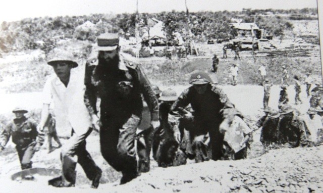 Hinh anh lich su: Lanh tu Fidel Castro bat khoc khi tham Quang Tri-Hinh-2
