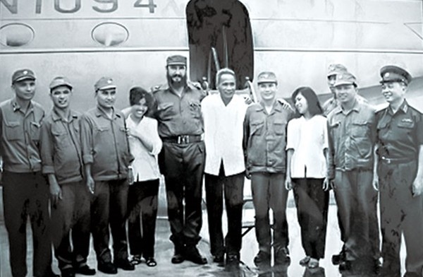 Hinh anh lich su: Lanh tu Fidel Castro bat khoc khi tham Quang Tri-Hinh-8