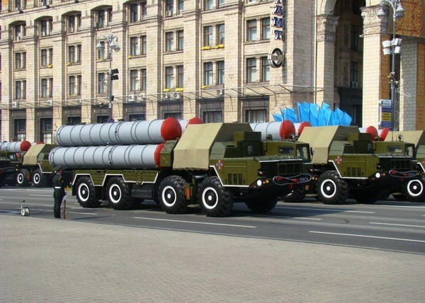 Ten lua S-300 Ukraine da ap sat Donbass giua luc 