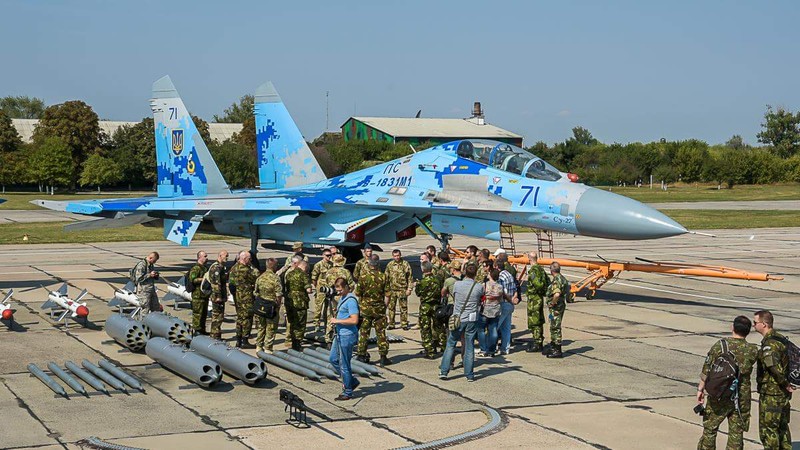 Tiem kich Su-27 Ukraine qua “vo dung”, chiec bo tron, chiec bi ban nham-Hinh-10