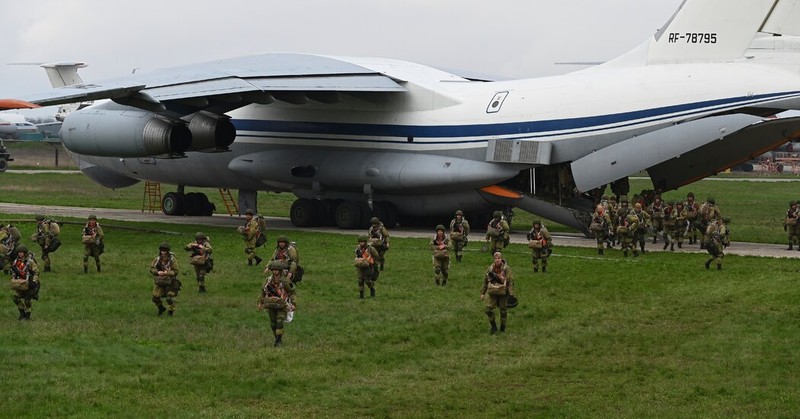 Quan Ukraine danh bat linh du Nga, chiem lai san bay trong diem-Hinh-7