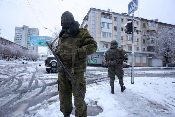Dan quan Donbass danh manh, quan doi Ukraine bi bao vay khap noi