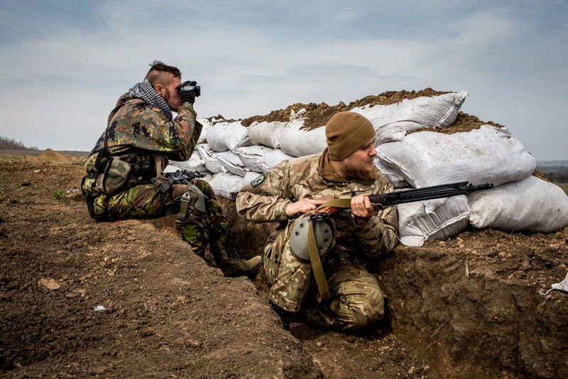 Tieu doan Azov phuc kich quan Ukraine, tra dua vu phao kich-Hinh-17