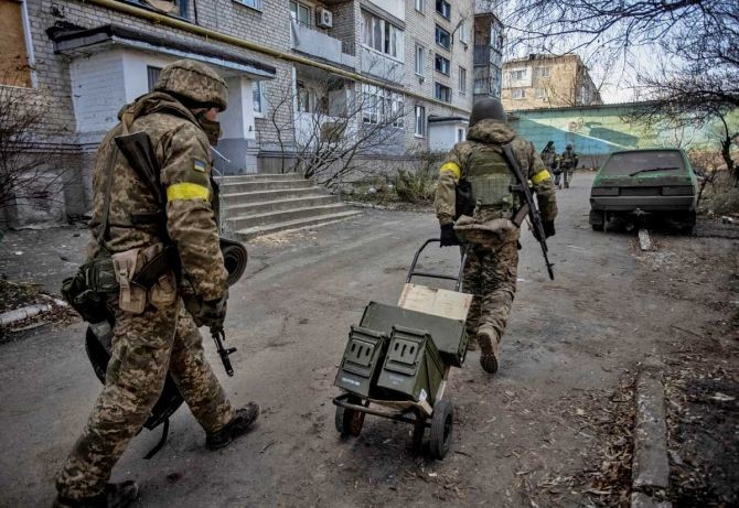 Ukraine do them quan vao chao lua Bakhmut, Nga phan ung ra sao?-Hinh-7