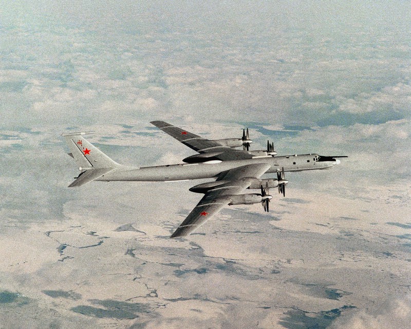 Uy luc dang gom cua 9 may bay Tu-95MS vua xuat kich toi Ukraine-Hinh-11