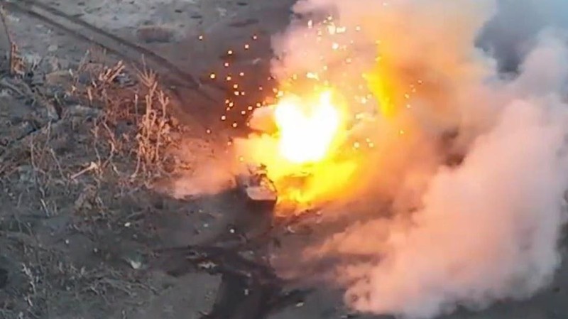 Sieu bom Nga “thoi bay” nhieu xe tang va hang chuc binh si Ukraine-Hinh-7