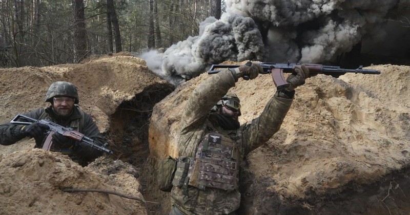 Vo tran! 6.000 quan Ukraine bi quan Nga truy duoi suot 9 km-Hinh-10