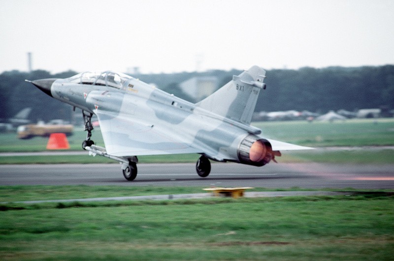 Mirage-2000 doi dau Su-35 va S-400: Lieu co lam nen chuyen?-Hinh-6