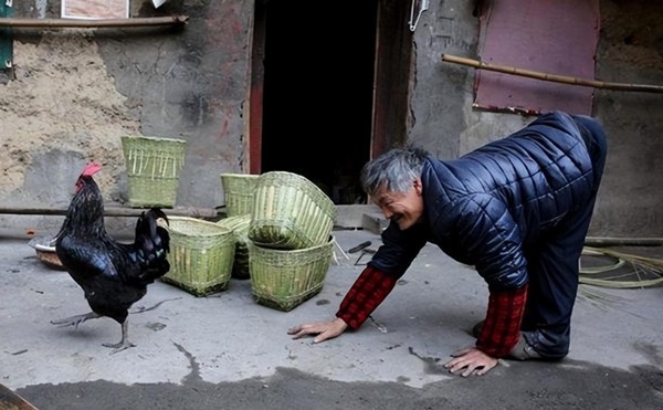 Bi an 'loi nguyen' o 'lang bo', khong ai di duoc bang 2 chan