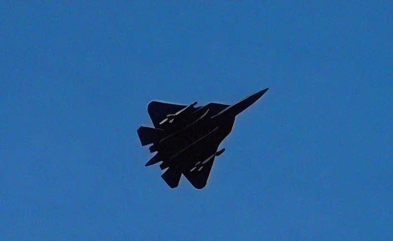 Su-57 gay choang voi 2 ten lua Kh-69 o gia treo ngoai