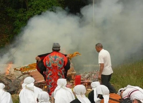 Giai ma bat ngo truyen thong dong dinh vao quan tai o Trung Quoc-Hinh-7