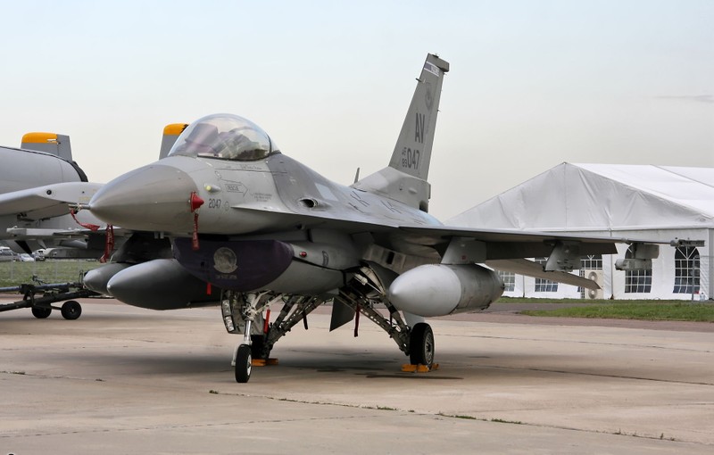 F-16, huyen thoai chien dau dang tren duong 