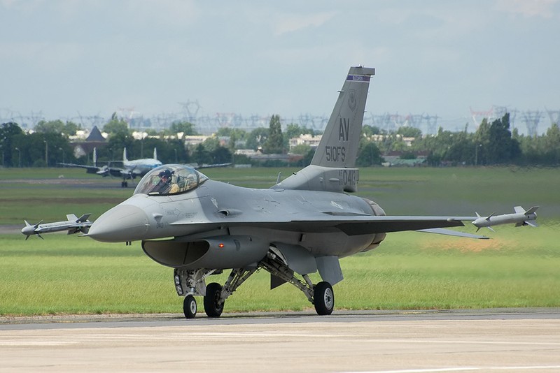 F-16, huyen thoai chien dau dang tren duong 