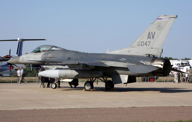 F-16, huyen thoai chien dau dang tren duong 