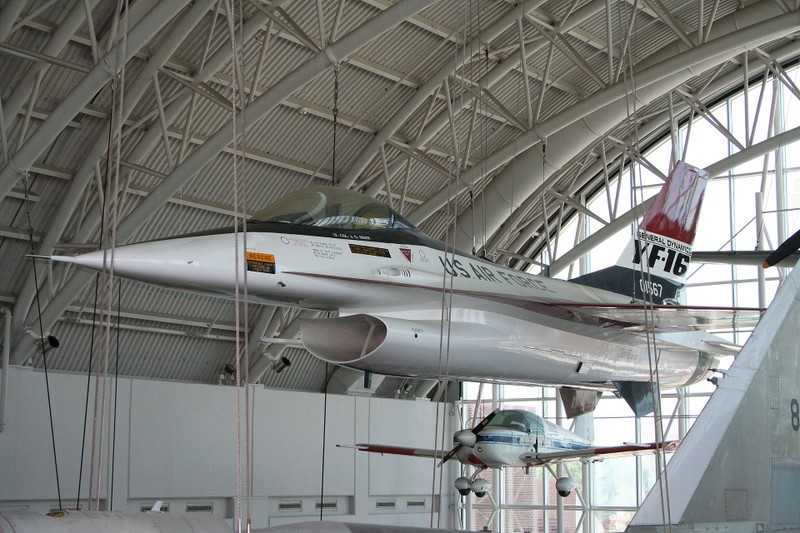 F-16, huyen thoai chien dau dang tren duong 