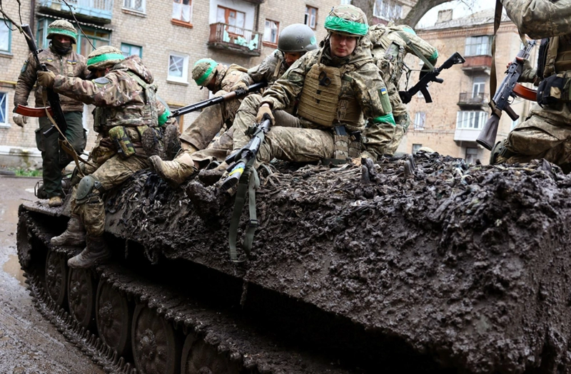 Nga dan ap dao Ukraine o Kupyansk, 5.000 binh si Kiev thuong vong-Hinh-9