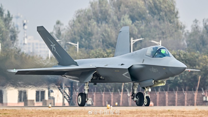 Cuoc doi dau tren bau troi: J-35 co du suc ha F-35?-Hinh-8