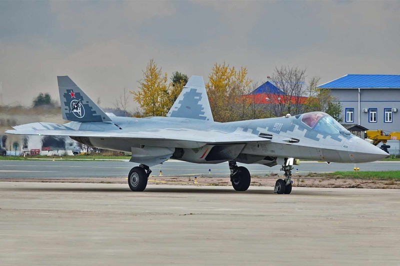 Phi cong Su-57 duoc trang bi mu nhin xuyen thau may bay-Hinh-4