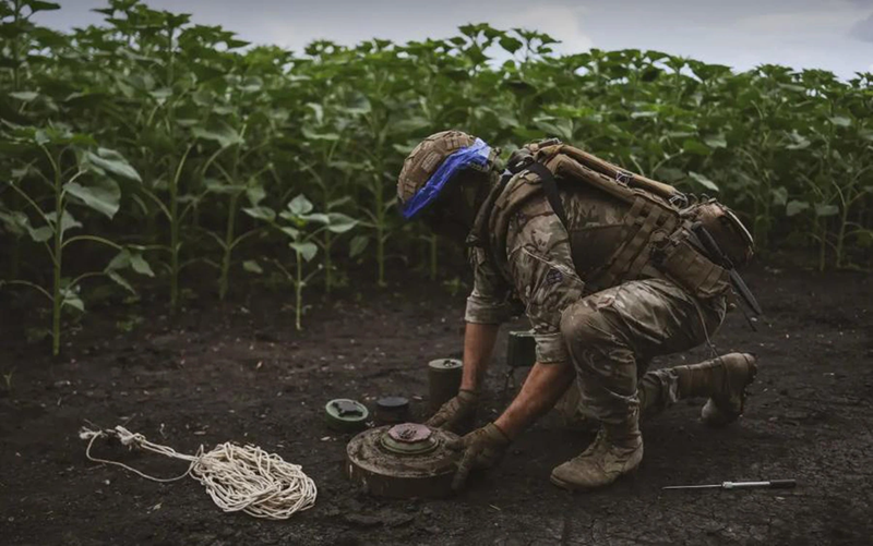 Gai min chan quan Nga tan cong, binh si Ukraine tu hai chinh minh