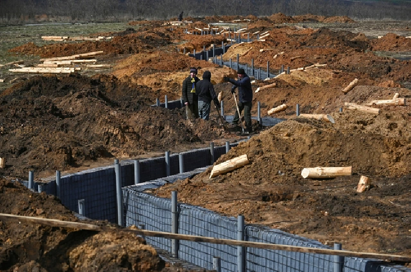 Dung chien thuat “nam dam thep”, quan Nga xe nat phong tuyen Ukraine-Hinh-9