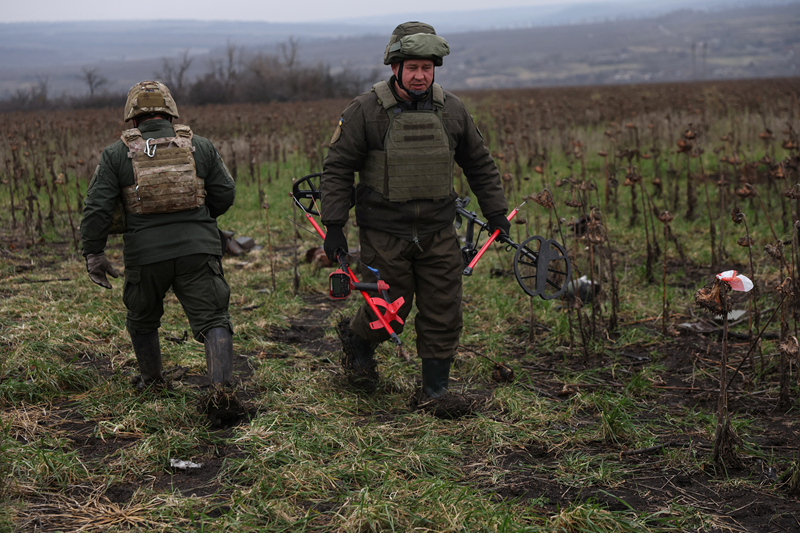 Dung chien thuat “nam dam thep”, quan Nga xet nat phong tuyen Ukraine-Hinh-7