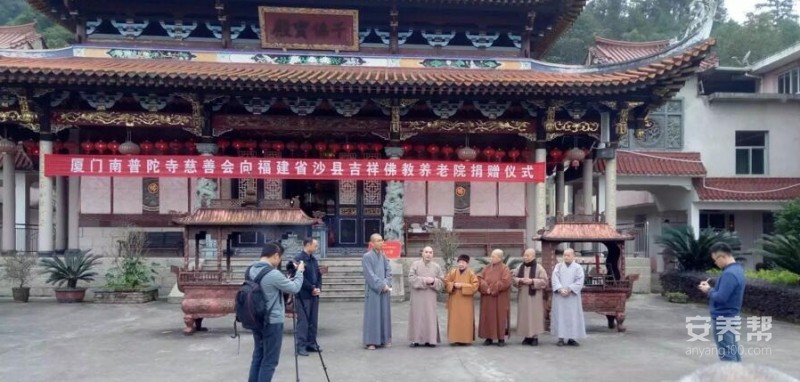 Doc la ngoi chua, ghe tham la chi muon nghi huu luon-Hinh-2