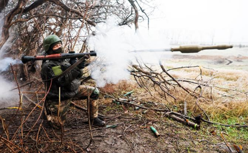 Binh si Ukraine thao chay khoi Kostiantynivka, Nga chay dua voi thoi gian-Hinh-15