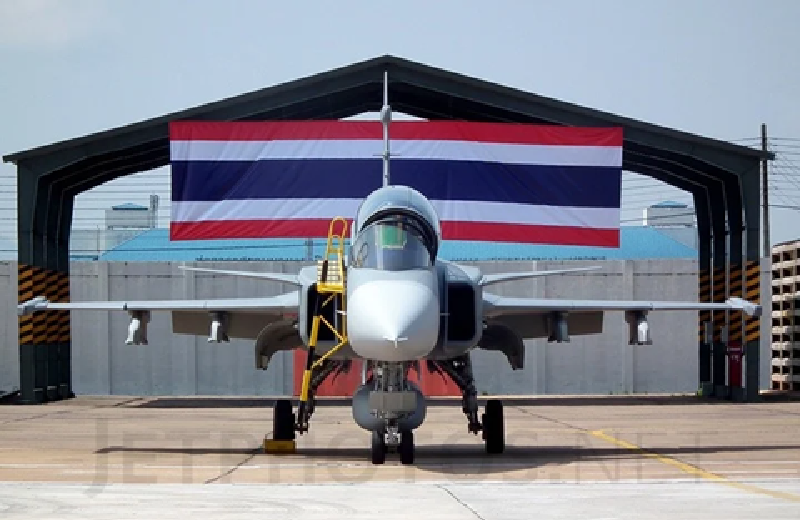 Tiem kich Gripen hoa “than gio” tren duong cao toc Thai Lan-Hinh-10