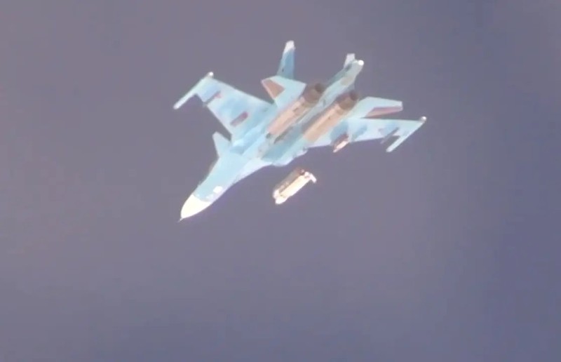 Su-34 cua Nga doi bom luon 1.500kg pha diem doanh trai Ukraine