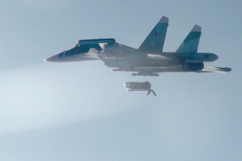 Su-34 cua Nga doi bom luon 1.500kg pha diem doanh trai Ukraine-Hinh-4