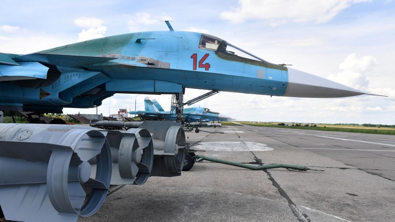 Su-34 cua Nga doi bom luon 1.500kg pha diem doanh trai Ukraine-Hinh-9