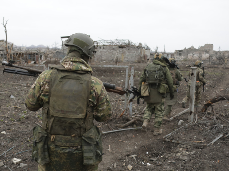 Bi Ukraine danh ngay cho hiem, Nga “be lai” ep Pokrovsk vao the nguy-Hinh-4
