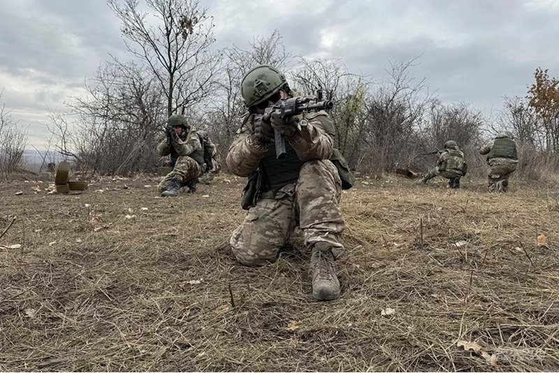 Bi Ukraine danh ngay cho hiem, Nga “be lai” ep Pokrovsk vao the nguy-Hinh-7