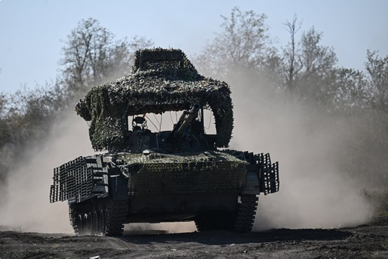 Bi Ukraine danh ngay cho hiem, Nga “be lai” ep Pokrovsk vao the nguy-Hinh-8
