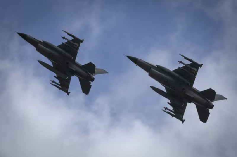 Tiem kich F-16 bi ban ha, mau thuan noi bo Ukraine “bung no”-Hinh-5