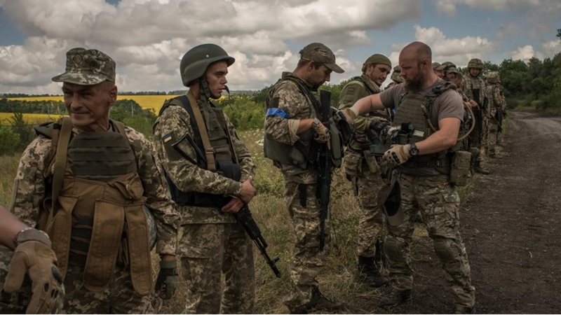 Ong Zelensky khong cho linh rut quan, Nga na bom thang vao nha may-Hinh-6