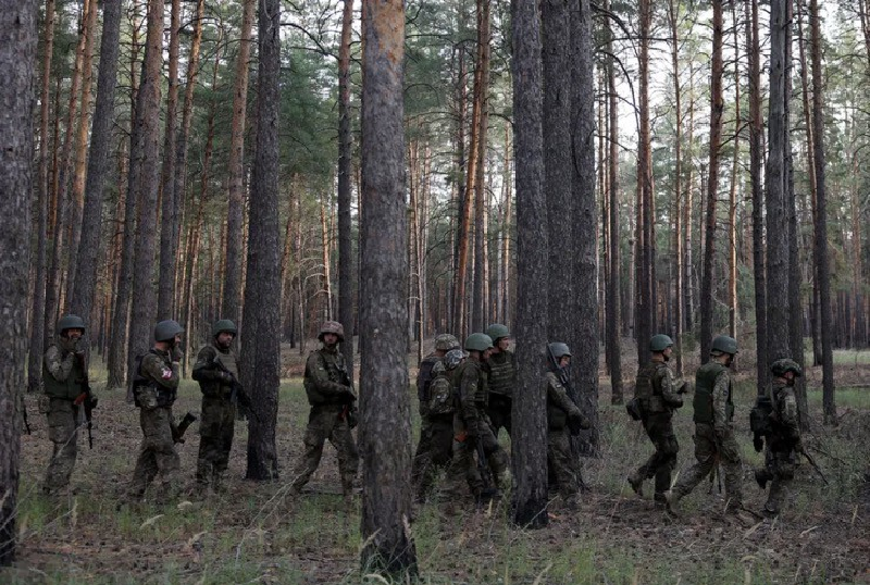 Linh Ukraine rut lui khoi Kursk, quan Nga van truy duoi suot 2 km-Hinh-6