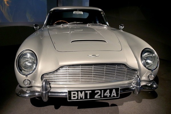 James Bond gap nguoi tinh moi: Aston Martin DB10-Hinh-2