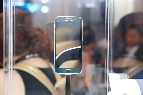 Gia Galaxy S6 Edge tai Viet Nam la 19,9 trieu dong-Hinh-2